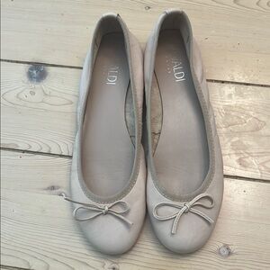 Vivaldi Paris Women's Beige Bow Ballet Flats